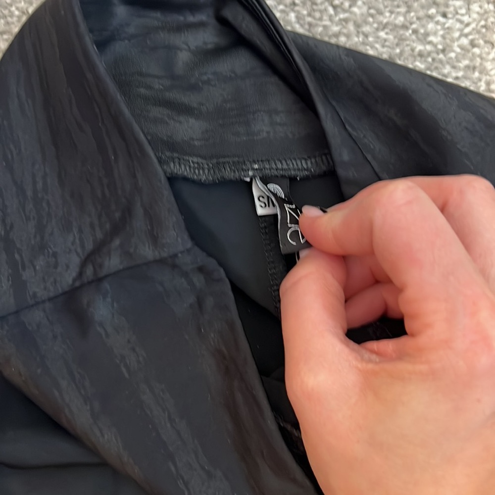 Onzie Leggings In Black Subtle Pattern - Size Sma… - image 3